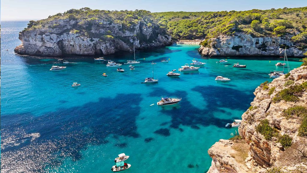 Viaje en velero a Menorca, salidas semanales desde Barcelona durante todo el verano 